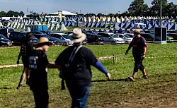 Kein Schlamm. Dieses Jahr brauchen die Metalfans einen Sonnenschutz. - © Axel Heimken/dpa