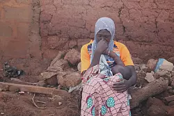 Eine Frau in der nigerianischen Stadt Mokwa, in der ein Unwetter schwere Zerst&ouml;rungen angerichtet hat. - &copy; Usman Salihu Mokwa/AP/dpa
