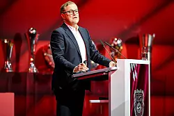 Vorstandschef Jan-Christian Dreesen verkündete wieder gute Finanzzahlen. - © Harry Langer/dpa