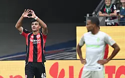 Can Uzun sorgte mit einem Traumtreffer für die Führung von Eintracht Frankfurt gegen Werder Bremen. - © Arne Dedert/dpa