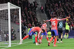 Aufregung im Strafraum nach dem Abseitstreffer von Tella. - © Canales Carvajal/dpa