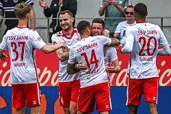 Die Freude war groß nach dem Regensburger 1:0 durch Christian Kühlwetter. - © Armin Weigel/dpa