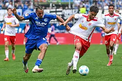 Zwischen Schalke und Regensburg ging es umkämpft zur Sache. - © Armin Weigel/dpa