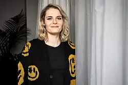 Hazel Brugger kommt gemeinsam mit Thomas Spitzer für eine Live-Podcast-Aufnahme nach Köln. (Archivbild) - © Hannes P Albert/dpa