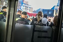 Nach dem Einbruch in den Tresorraum und einem Andrang besorgter Kunden bleibt die Sparkassenfiliale in Gelsenkirchen am zweiten Tag infolge geschlossen. - &copy; Christoph Reichwein/dpa