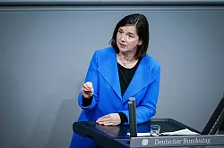 Bundestagsvizepr&auml;sidentin Katrin G&ouml;ring-Eckardt erwartet, dass der Strompreis g&uuml;nstiger wird, wenn mehr erneuerbare Energie genutzt wird. - &copy; Kay Nietfeld/dpa