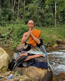 Nach eigenen Angaben schläft der Mönch Thich Minh Tue immer im Sitzen. - © Nguyen Thai Tam/privat/dpa