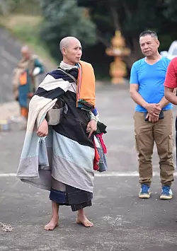 Der Mönch Thich Minh Tue ist barfuß von Vietnam unterwegs nach Indien. - © Nguyen Thai Tam/privat/dpa