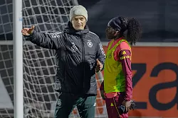 Von Ex-Stürmer zu Stürmerin: Bundestrainer Christian Wück sprach nach dem Auftakttraining noch auf dem Platz mit Nicole Anyomi. - © Jürgen Kessler/dpa