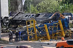 Die Waggons st&uuml;rzten bei dem Ungl&uuml;ck um. - &copy; Nathathida Adireksarn/AP/dpa