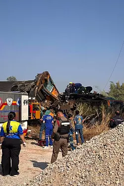 Einsatzteams versuchten, eingeschlossene Menschen zu befreien. - &copy; Uncredited/State Railway of Thailand/AP/dpa