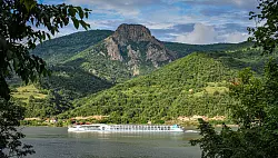 Ufer stets in Sicht: Auf dem Fluss lässt sich vom Deck aus die vorbeiziehende Landschaft genießen. - © Ute Müller/dpa-tmn