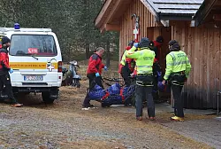 Zwei der Todesopfer werden zu einer H&uuml;tte getragen. - &copy; Karl-Josef Hildenbrand/dpa