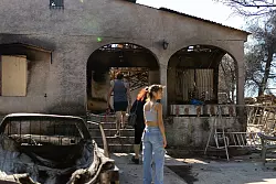 Hausbesitzer begutachten in Ano Patima, was von ihrem Eigenheim &uuml;brig geblieben ist. - &copy; Socrates Baltagiannis/dpa