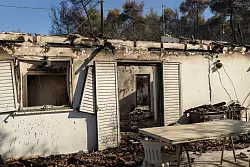 Langsam kehren die Menschen zur&uuml;ck - doch was sie vorfinden, wissen sie nicht. - &copy; Socrates Baltagiannis/dpa