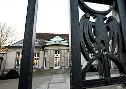 Blick auf ein Gästehaus in Potsdam, in dem AfD-Politiker nach einem Bericht des Medienhauses Correctiv im November an einem Treffen teilnahmen. Auch der bekannteste Vertreter der rechtsextremen Identitären Bewegung, Martin Sellner, war dabei. - © Jens Kalaene/dpa