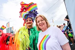 Bundestagspr&auml;sidentin B&auml;rbel Bas hat beim CSD in K&ouml;ln vor einem &laquo;Rollback&raquo; queerer Rechte gewarnt. - &copy; Christoph Reichwein/dpa