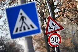 Die Gewerkschaft der Polizei fordert eine Regelgeschwindigkeit von 30 km/h innerorts. (Archivbild) - © Sebastian Christoph Gollnow/dpa