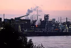 Die Produktion in der Chemie und Pharmabranche wächst wieder (Archivbild) - © Roberto Pfeil/dpa