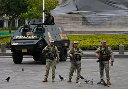Soldaten und Polizisten stehen auf der Plaza San Martin in Lima. - &copy; Martin Mejia/AP/dpa