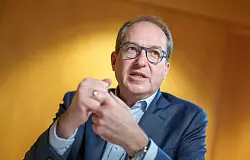 «Es braucht schlichtweg einen anderen Arbeitsstil, sagt Alexander Dobrindt. - © Michael Kappeler/dpa