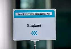 Die Unterhändler von Union und SPD führen ihre Koalitionsgespräche in großer Runde fort. (Archivbild) - © Michael Kappeler/dpa