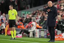 Trainer Arne Slot lobte Wirtz nach dem Spiel. - © Jon Super/AP/dpa