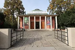 Der Haupteingang des Planetariums in Jena. - &copy; Bodo Schackow/dpa