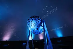 Ein Projektor im Kuppelsaal des Planetariums in Jena. - &copy; Bodo Schackow/dpa