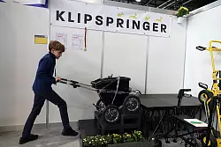 Rafael Boisseau demonstriert den Klipspringer. - &copy; Christiane Oelrich/dpa