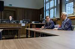 Kay Gottschalk (AfD, M), Bundestagsabgeordneter, sitzt mit Anwalt Michael Zischka (r) und Richter Burkhard Niebisch (hinten l) im Gerichtssaal. - &copy; Andreas Gora/dpa