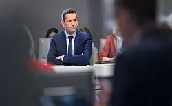 Olaf Lies sieht unter anderem gewaltverherrlichende Inhalte in den sozialen Medien als Gefahr f&uuml;r Kinder. (Archivbild) - &copy; Julian Stratenschulte/dpa