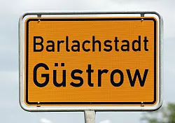 Die Polizei sucht nach einem Jungen aus Güstrow. (Symbolbild) - © picture alliance / ZB