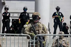 Trump will wegen Protesten nun auch Soldaten in den Straßen von Los Angeles einsetzen. (Archivbild) - © Ringo H.W. Chiu/AP/dpa