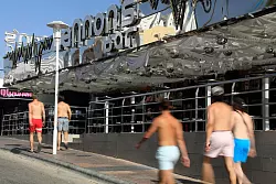 Junge Männer gehen mit nacktem Oberkörper auf Mallorca spazieren. (Archivbild) - © Clara Margais/dpa