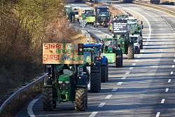 Landwirte protestieren auf der Autobahn A48 bei Weitersburg in Rheinland-Pfalz. - &copy; Thomas Frey/dpa