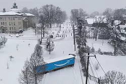 Das Winterwetter sorgt für Verkehrschaos. - © Joshua A. Bickel/AP/dpa