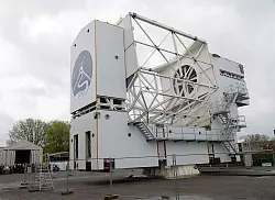 So hoch wie drei H&auml;user: Ein riesiges Teleskop aus dem Rheinland soll einen Blick auf die Geburt der ersten Sterne nach dem Urknall liefern. (Archivbild) - &copy; Armin Fischer/dpa