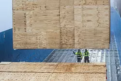 Verpackt in riesigen Holzkisten werden die Teile des Teleskops in Wesel auf ein Schiff geladen. - &copy; Christoph Reichwein/dpa