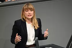 Die fluchtpolitische Sprecherin der Linksfraktion, Clara B&uuml;nger, r&auml;t der Bundesregierung Schutzsuchenden in Deutschland grunds&auml;tzlich den Weg in ein dauerhaftes Bleiberecht zu er&ouml;ffnen. (Archivbild) - &copy; Niklas Graeber/dpa