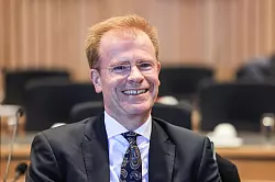 Defizite in der Abschiebepraxis können mit dazu beitragen, Anschläge von radikalisierten Asylbewerbern zu begünstigen, warnt Rechtsprofessor und Bundesverwaltungsrichter Martin Fleuß. - © Oliver Berg/dpa