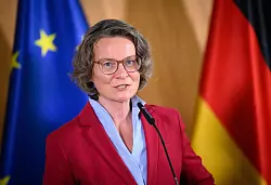 «Anpacken, Stärken, Entlasten» ist für Nordrhein-Westfalens Kommunalministerin Ina Scharrenbach (CDU) die Übersetzung für das geplante Altschuldenentlastungsgesetz (ASEG). (Archivbild) - © Bernd von Jutrczenka/dpa