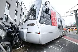 Die Straßenbahn entgleiste. - © David Young/dpa