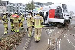 Die Bergung dauerte am Nachmittag noch an. - © David Young/dpa