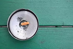 Die letzte Zigarette: Zum Jahreswechsel nehmen sich viele einen Rauchstopp vor. - © Anna Ross/dpa/dpa-tmn