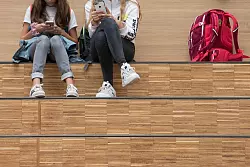 Für viele Schülerinnen und Schüler sind Smartphones aus dem Alltag kaum wegzudenken. (Archivbild) - © Sebastian Kahnert/dpa-Zentralbild/dpa