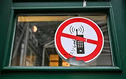 In manchen Schulen sind Handys bereits verboten. (Archivbild) - © Jens Kalaene/dpa