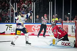 Nationalstürmer vollendete eine Traum-Kombination der Berliner zum 3:0. - © Marius Becker/dpa