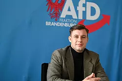 Der Brandenburger AfD-Landtagsabgeordnete Jean-Pascal Hohm ist einziger Kandidat für den Vorsitz der neuen AfD-Jugendorganisation, die voraussichtlich «Generation Deutschland» heißen wird. (Archivbild) - © Lilli Förter/dpa