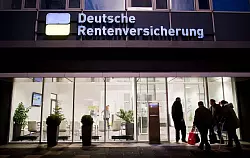 Mitglied in der Deutschen Rentenversicherung auch während der Selbstständigkeit? Für manche kann das durchaus eine Option sein. - © Julian Stratenschulte/dpa/dpa-tmn